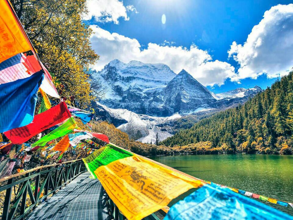 成都租車去海螺溝和稻城亞丁，一路風(fēng)景美不勝收