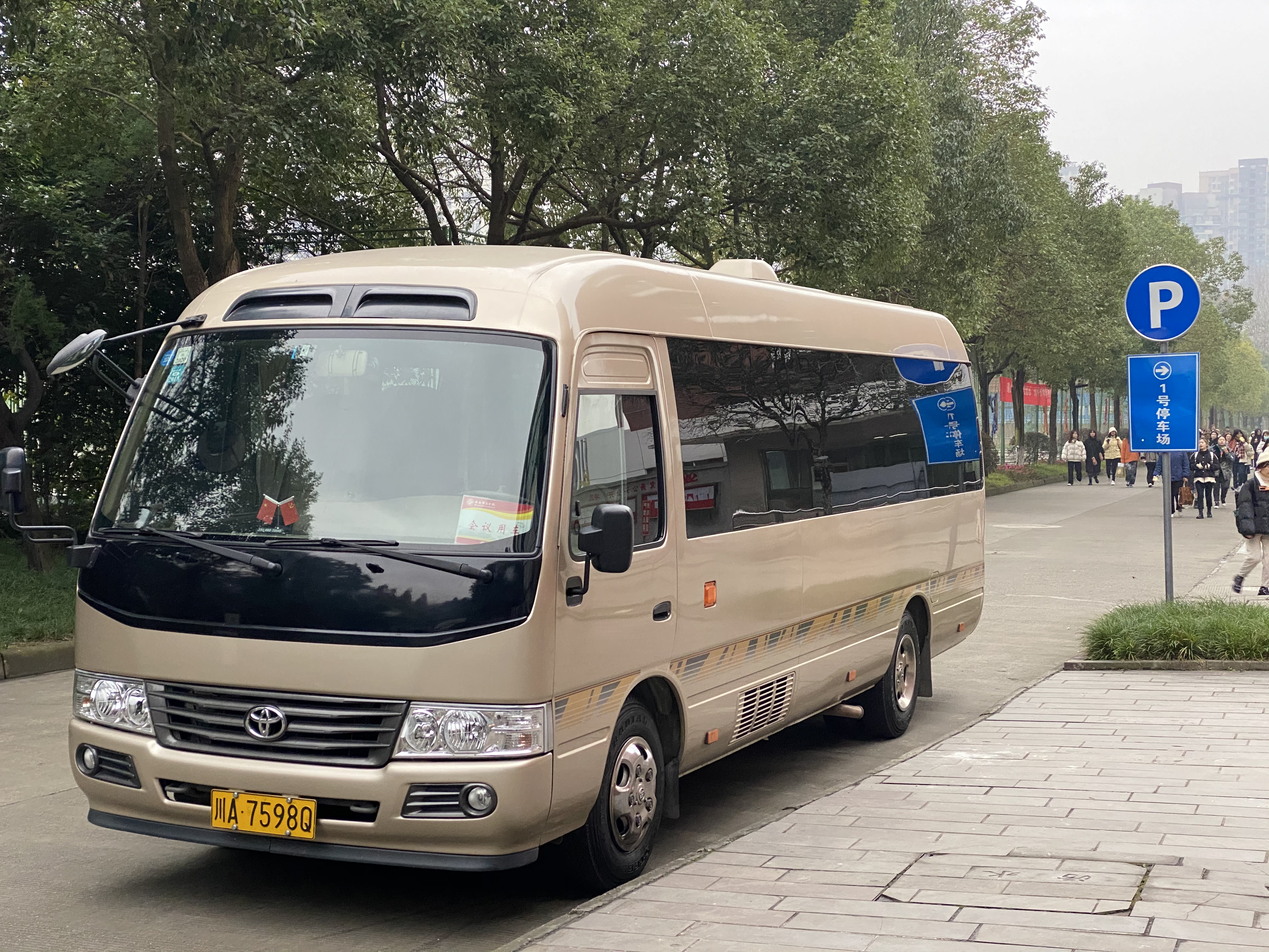 成都租中巴車價(jià)格19座多少錢