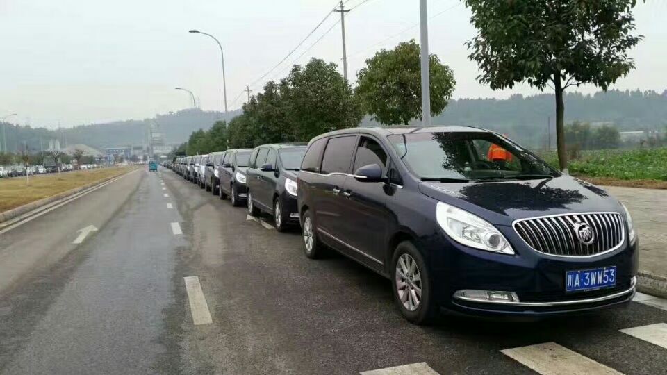 在成都帶司機(jī)租7座商務(wù)車一天多少錢