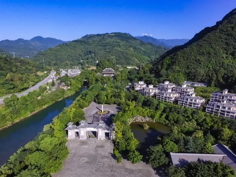 成都最美租車自駕游景點3-白鹿小鎮(zhèn)+天寶溫泉